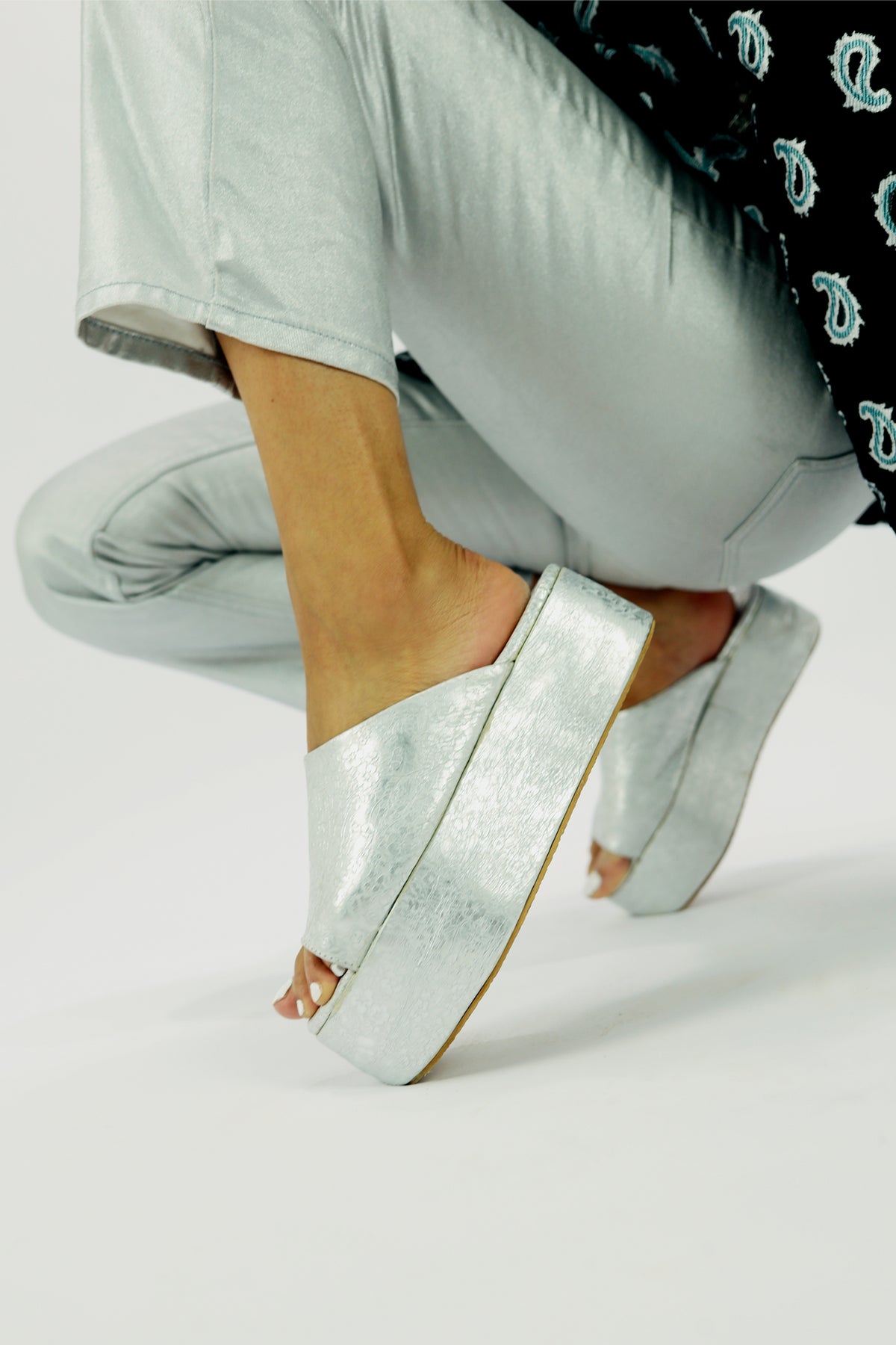 ZOUBI SHOES <br> Silver, Flower embossing (Leather)